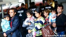 Flüchtlinge am Bahnhof Foto: Reuters/M. Rehle