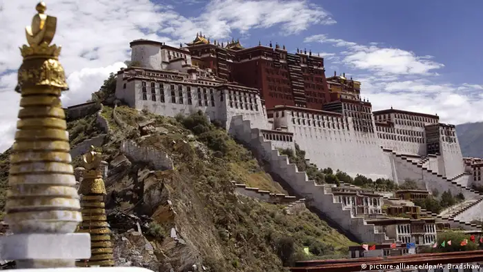 Blick auf den Potala-Palast in Lhasa in Tibet