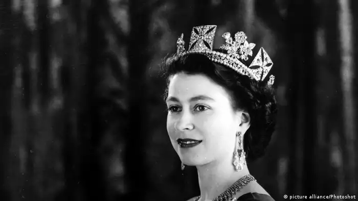 Porträt Queen ELizabeth II von 1953 mit Schärpe und feierlicher Robe.