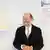 Arvo Pärt posa junto a una de sus partituras en una exposición dedicada a su obra musical.