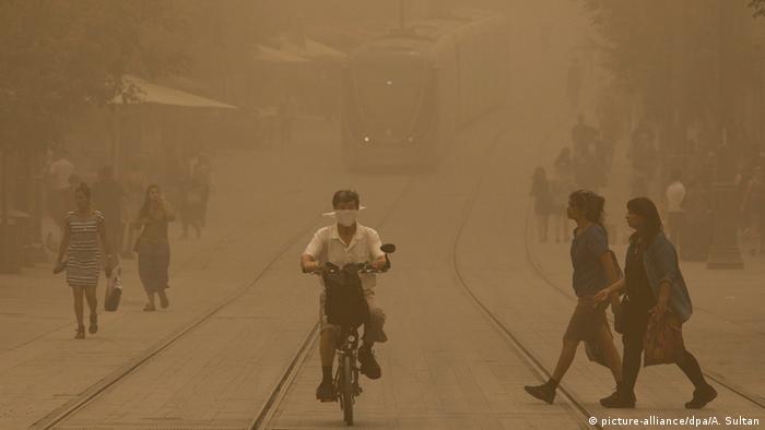Massive Unseasonal Sandstorm Sweeps Across Middle East News Dw 08 09 2015