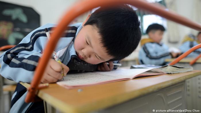 Bildergalerie Kurzsichtigkeit Symbolbild Sehen Lesen China Schulkind Schule