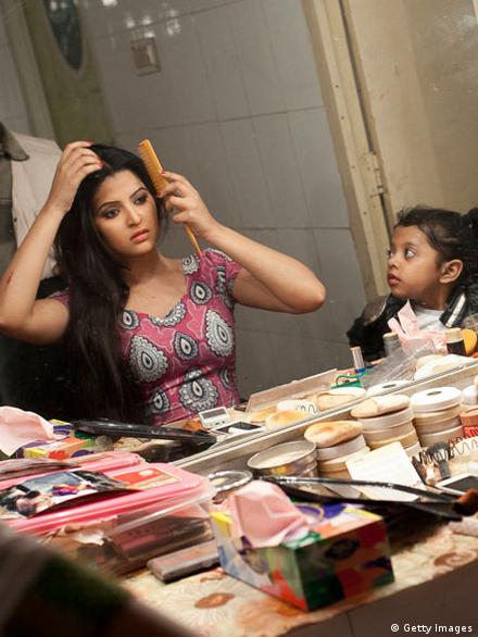 Transseksuallar qizlarning qiniga kiradi (porno) Xotinlar uchlik