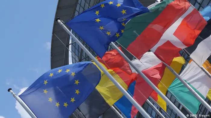 Flaggen vor dem Europäischen Parlament