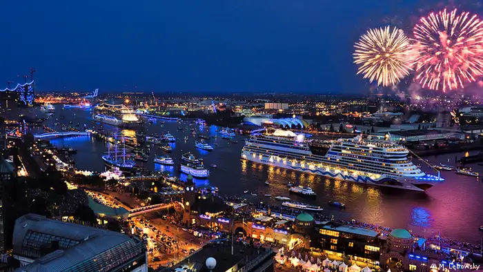 Kreuzfahrtschiff - Parade bei den Hamburg Cruise Days (M. Lebowsky)