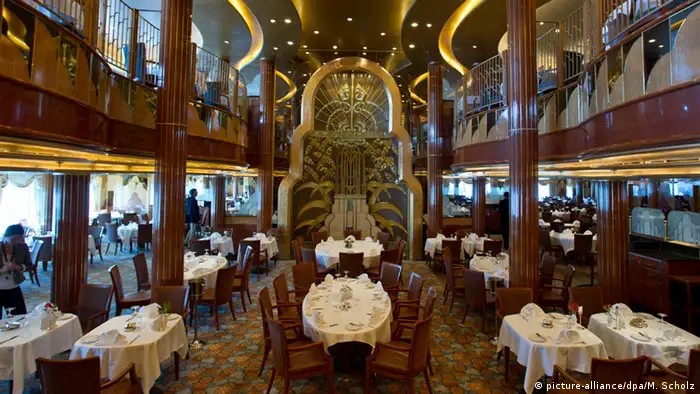 Kreuzfahrtschiff - Queen Elizabeth und das Britania-Restaurant (picture-alliance/dpa/M. Scholz)