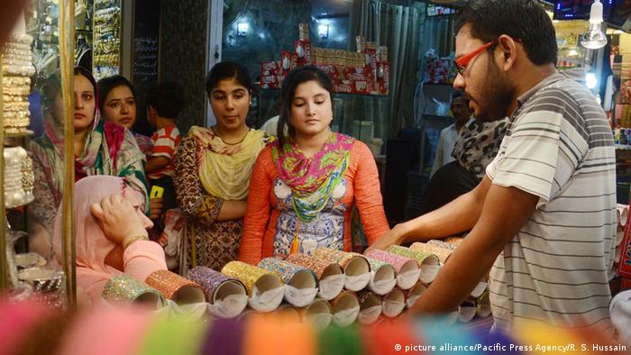 Social Media Helps Women In Pakistan Reclaim Freedom In Public Places News And Current Affairs From Germany And Around The World Dw 09 09 15