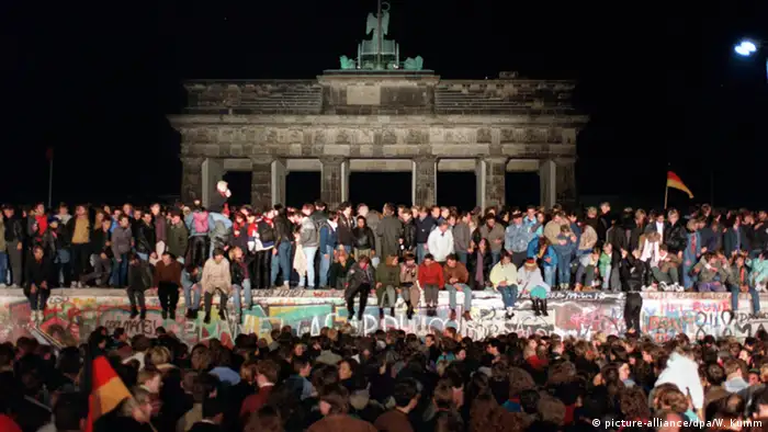 Deutschland Mauerfall Grenzöffnung Berliner Mauer mit dem Brandenburger Tor