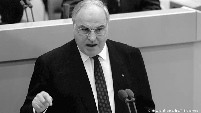 المستشار الألماني الراحل هيلموت كول أمام البوندستاغ أثناء إعلان خطة العشر نقاط (28.11.1989)