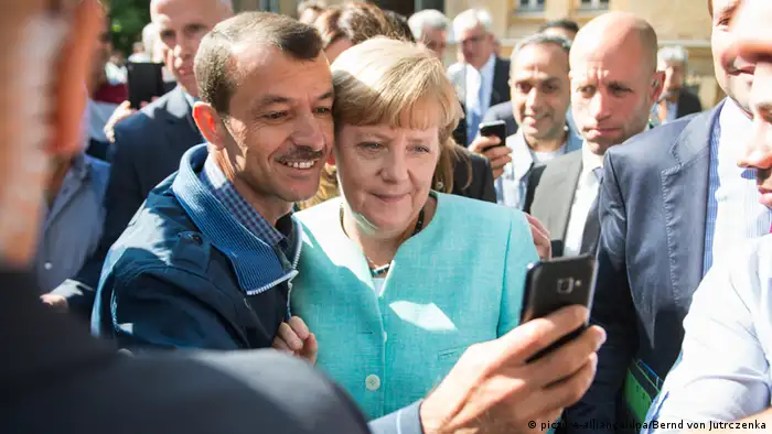 Angela Merkel in Berlin Besuch Flüchtlingsunterkunft Registrierungszentrum Selfie mit Flüchtlingen Deutschland