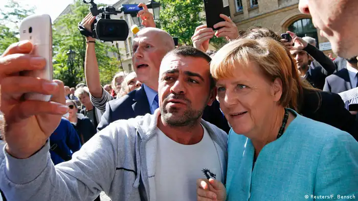 Deutschland Flüchtling macht Selfie mit Merkel in Berlin-Spandau (Reuters/F. Bensch)