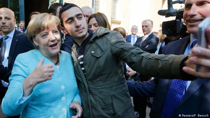 Flüchtling macht Selfie mit Merkel (Foto: REUTERS/Fabrizio Bensch )