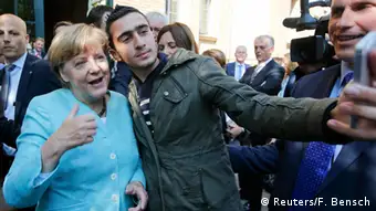 Deutschland Flüchtling macht Selfie mit Merkel in Berlin-Spandau