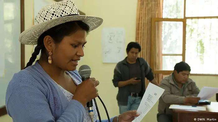 Eine indigene Radiomacherin liest vor anderen Workshop-Teilnehmern ihren Radiobeitrag vor (Foto: Nicolas Martin).