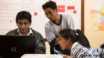 Ein CEPRA-Mitarbeitern erklärt zwei Teilnehmern eine Übung auf seinem Laptop (Foto: Nicolas Martin).