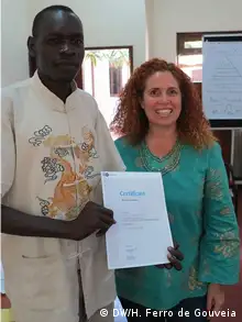 Participant Mario Suleiman receives the workshop certificate from DW Akademie trainer Helena Ferro de Gouveia (right)