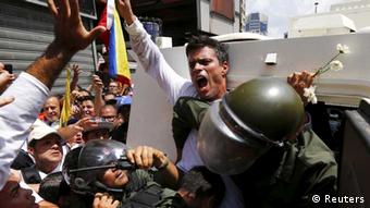 El líder opositor venezolano Leopoldo Lopez cuando se entregaba a las autoridades el 18 de febrero de 2014.