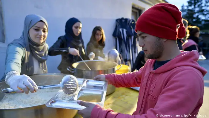 Österreich Muslimische Freiwillige Helfer für Flüchtlinge
