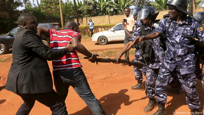 Uganda S President Museveni Seeks Another Term After 30 Years In Office Africa Dw 29 01 2016