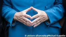 Bundeskanzlerin Angela Merkel (CDU) hat am 11.09.2015 beim Bürgerfest im Garten von Schloss Bellevue in Berlin ihre Hände zu einer Raute geformt. Eingeladen sind bei dem Sommerfest Bürger die sich Ehrenamtlich engagieren. Foto: Michael Kappeler/dpa