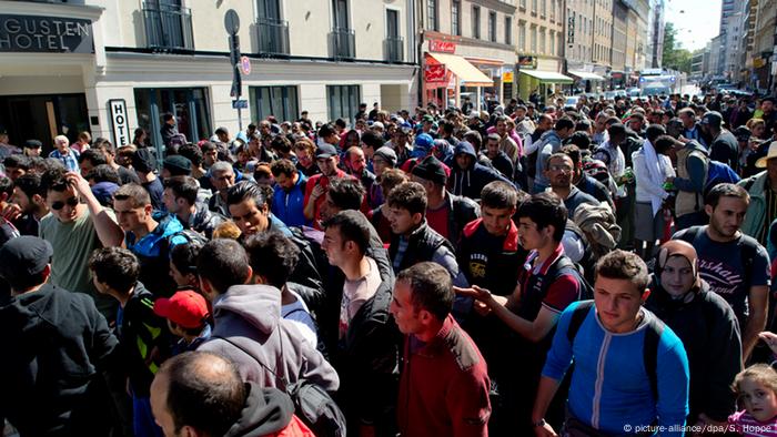 Refugees Spend The Night At Munich S Central Station News Dw 13 09 15