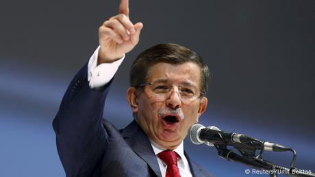 Parteitag AKP Türkei Ahmet Davutoglu Plakat Flagge Ankara 