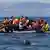 Лодка с беженцами в Средиземном море