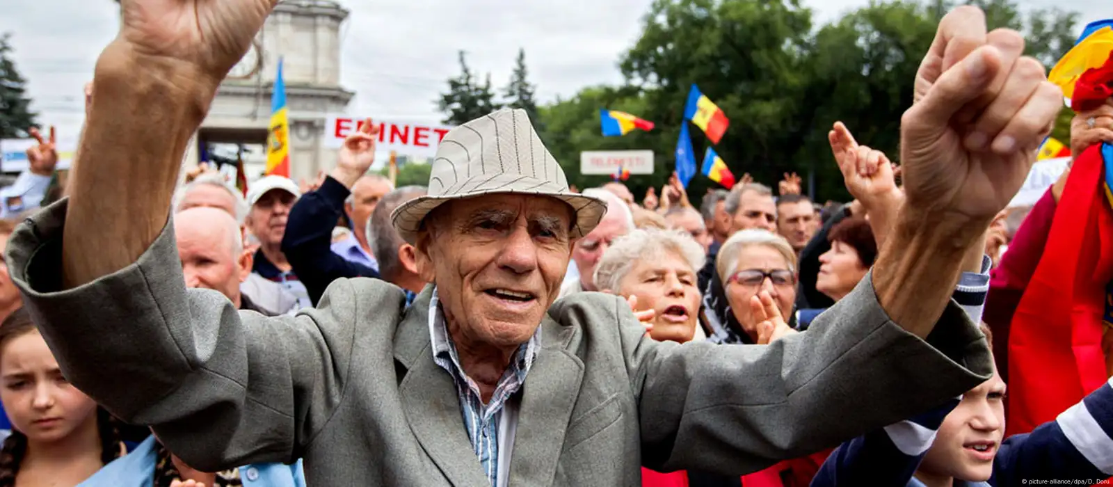 Moldovan protesters urge government to resign – DW – 09272015