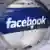Blick durch eine Lupe auf das Logo des sozialen Netzwerkes Facebook (Foto: dpa)