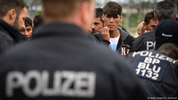 Fluchtlingsarbeit Belastet Polizei Deutschland Dw 23 09 15