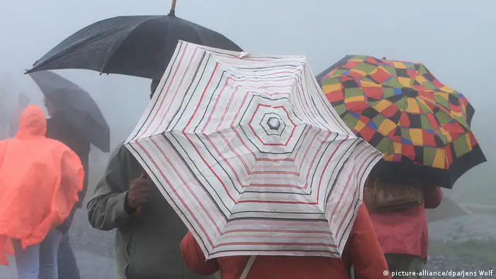 Deutschland Brocken Harz Regen Wetter Regenschirm Menschen Touristen 