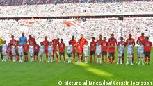 Bundesliga - FC Bayern München mit Flüchtlingen (Foto: DPA)