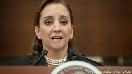 La canciller mexicana, Claudia Ruiz Massieu, rechazó las declaraciones del candidato republicano a la Casa Blanca, Donald Trump, divulgadas el pasado viernes a través de un video, porque devalúan y ofenden a las mujeres. (12.10.2016)