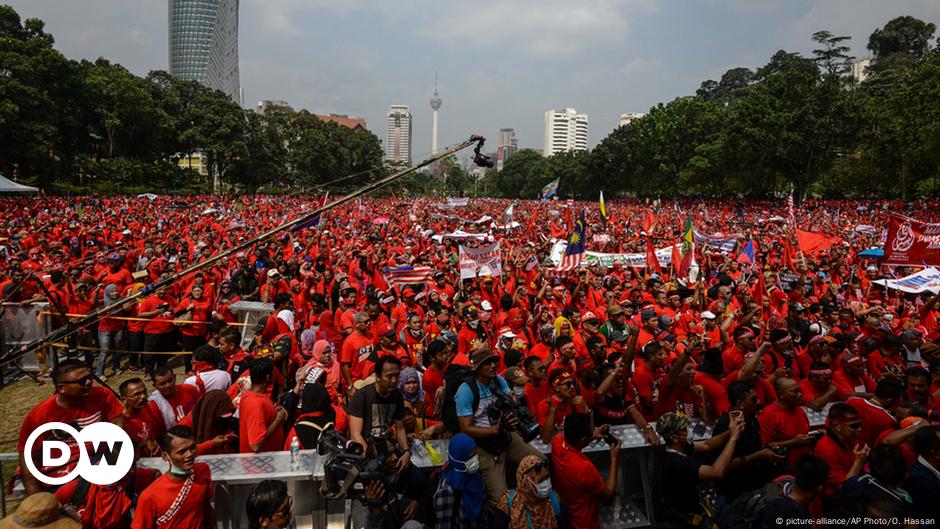 Malaysia rally raises fears of ethnic tension – DW – 09/16/2015