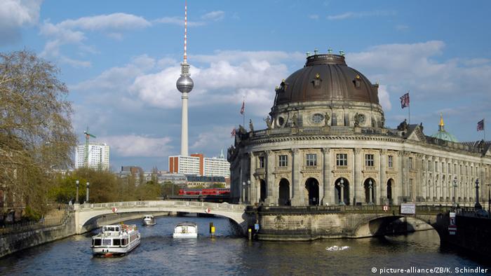 Berlin's Bode-Museum on the Spree River, a view of the TV tower in the distance (picture-alliance/ZB/K. Schindler)