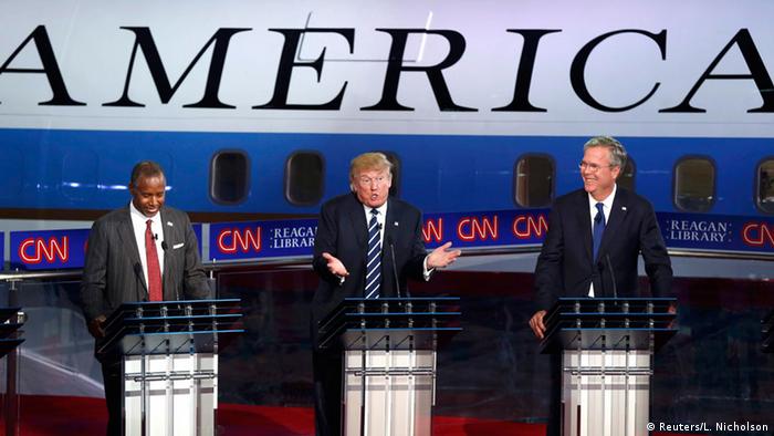 Ben Carson (li.), Jeb Bush (re.) hören Donald Trump zu (Foto: Reuters/Lucy Nicholson)