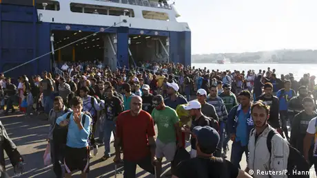 Griechenland Flüchtlinge aus Lesbos kommen in Piräus an