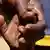 Uganda Mutter Kind Hände