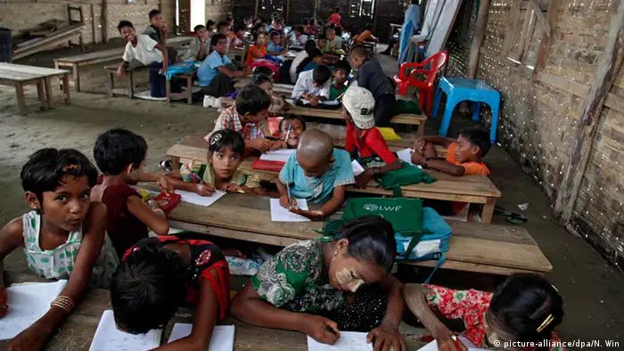 Rohingya-Kinder besuchen die Schule im Thet Kel Pyin-Flüchtlingslager in Myanmar. (Foto: EPA)
