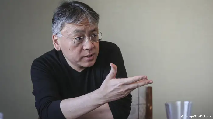 Luego de haber premiado a Bob Dylan el año pasado, la Academia Sueca parece haber vuelto al reconomiento del trabajo literario al elegir a Ishiguro. Muchas de sus historias hablan de un pasado que persigue a sus personajes, que intentan sobrevivir eludiéndolo. El debate sobre la memoria, también la histórica, puede ser uno de los motivos de su premiación.