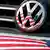 VW Logo Symbolbild mit US-Flagge