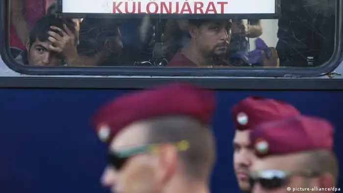 Soldaten vor einem Flüchtlingsbus an der kroatisch-ungarischen Grenze