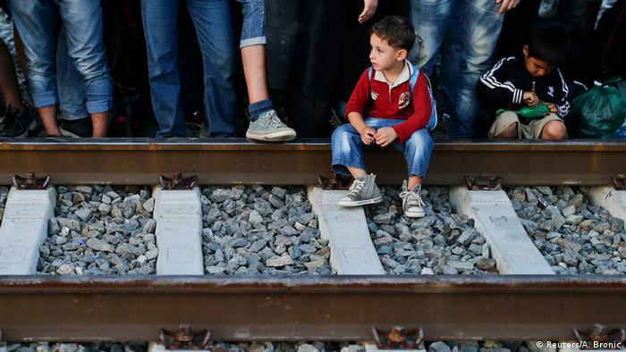 Flüchtlingskind wartet an Bahngleisen im kroatischen Tovarnik (foto: reuters)