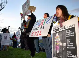 示威群众在美国加利福尼亚州谷格尔总部门前抗议该公司屈服中国政府的新闻检查规定