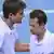 Davis-Cup-Teamchef Michael Kohlmann und Philipp Kohlschreiber (r.) geben sich die Hand (Foto: Arne Dedert/dpa)