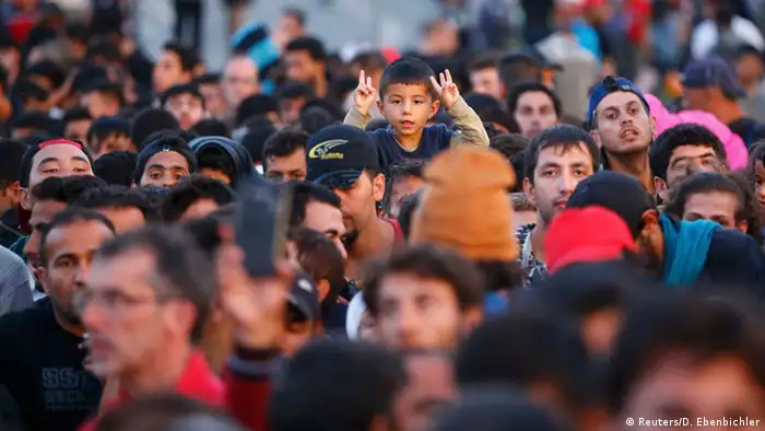 Deutschland Grenze Freilassing Flüchtlinge Menschenmenge