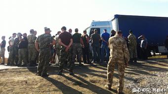 Українські громадські активісти блокують траси для проїзду вантажівок до Криму