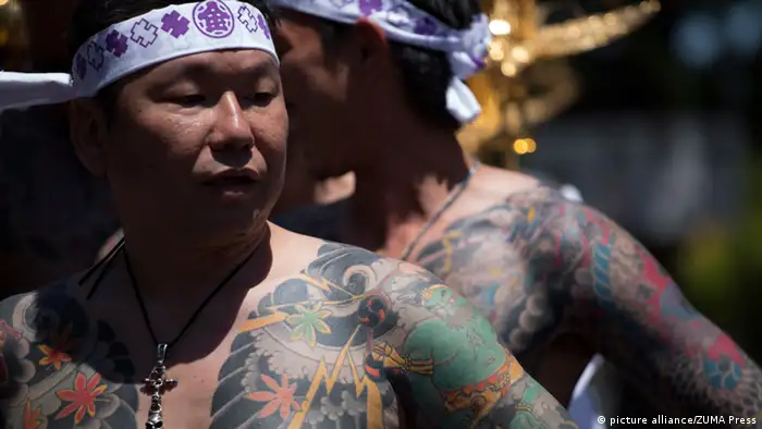 Japan Yakuza Mitglieder zeigen ihre Tattoos beim Sanja Matsuri Fest in Tokyo