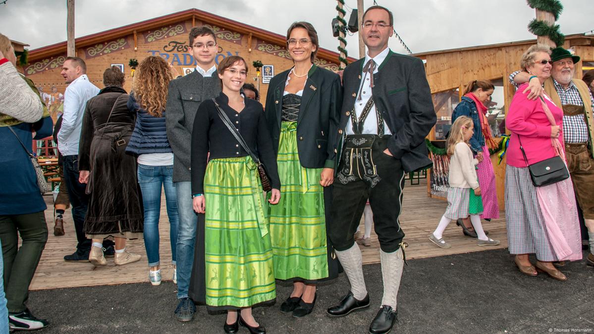 Traditional dress at the Oktoberfest – DW – 09/22/2015