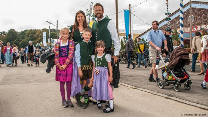 Traditional Dress At The Oktoberfest Dw Travel Dw 22 09 15